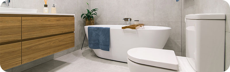 Salle de bain moderne aux accents de bois, de pierre et de céramique
